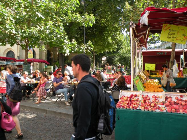  marchands de fruits et terrasse de café